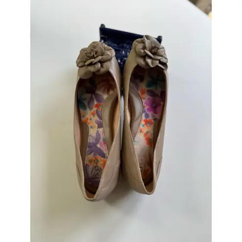 Boc Born Concepts Shoes Women 10M Slip On Flats Beige Tan Leather Comfort Flower Size 10