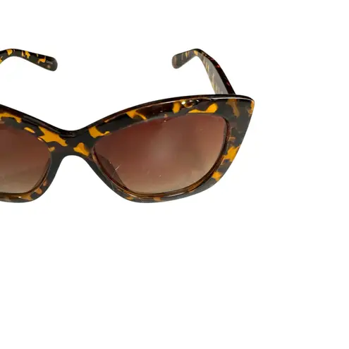 Tahari Women’s Tortoiseshell Cat Eye Sunglasses Excellent Condition