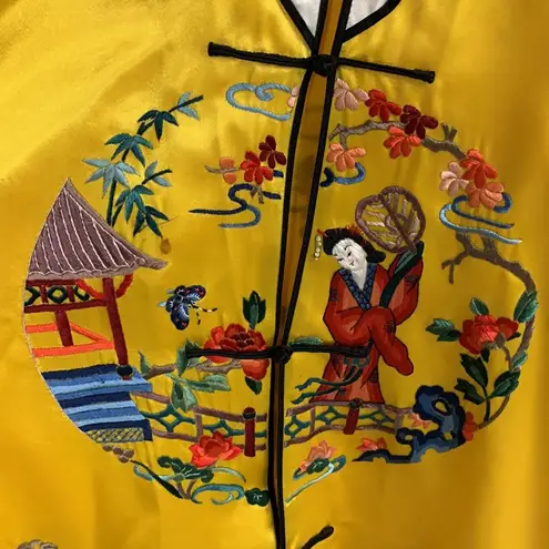 🚫SOLD🚫Vintage Gold Hand Embroidered Silky Kimono with Flower Frog Buttons Size M