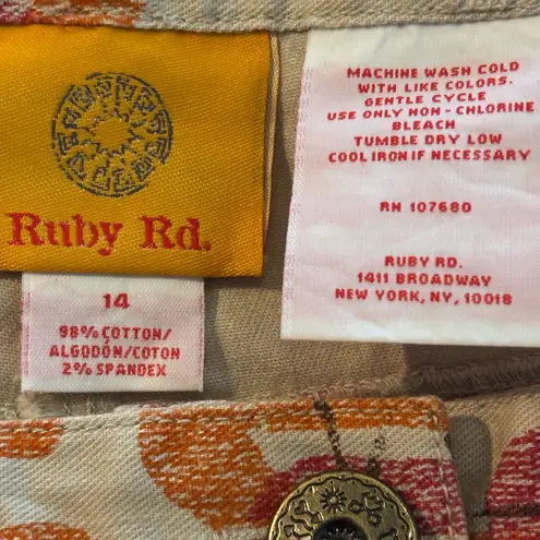 Ruby Rd. Women's White Cropped Pants with geometric print. Size‎ 14