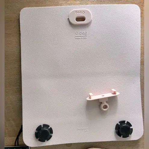 Good condition o pocket with 2 interchangeable flaps and handle. Black