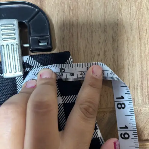 Tahari women’s Black and White Plaid Skirt size 6