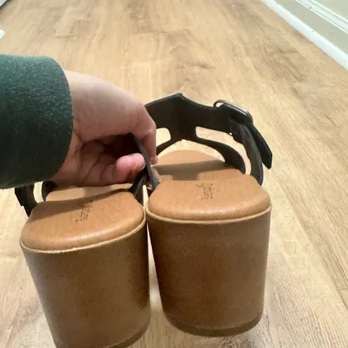 Baretraps | NWOT Gwentey Faux Leather Buckle Chunky Heel Y2K Slip Sandals, 9M