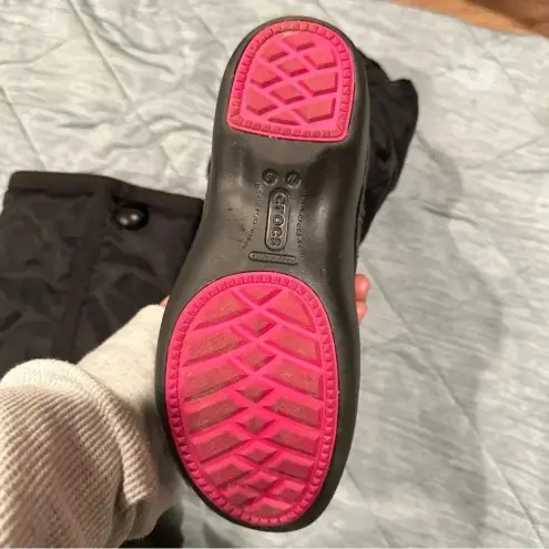 Crocs  WOMENS SNOW BOOTS
SIZE 6W WEAR ONES VERY GOOD
CONDITION BLACK