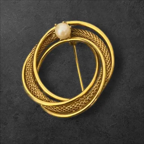 Vintage MCM Retro Gold Tone Swirl Mesh Faux Pearl Circle Brooch Pin 60s Classic