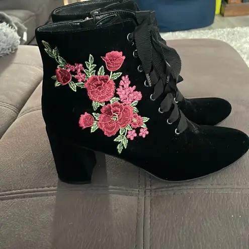 Isaac Mizrahi NWOT Black with Flower Design Velour Style Heeled Booties Size 9