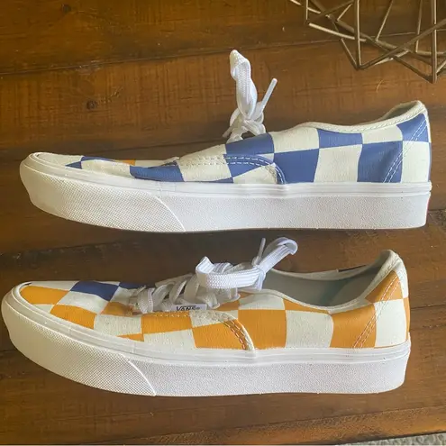 Vans •  unisex comfycush shoes in checkerboard • thumbnail 3