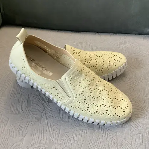 Comfortable casual slip on sneakers 🌸🌸 Size 10