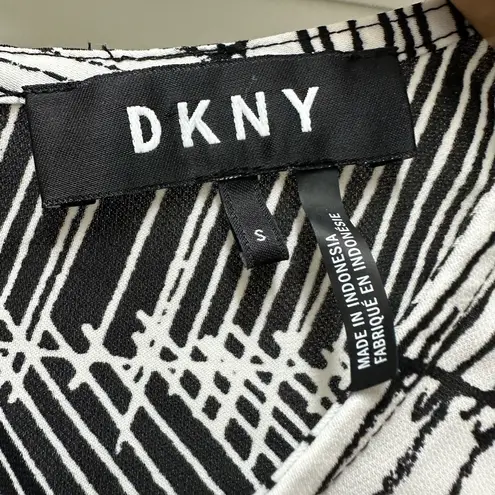 DKNY  b&w sleeveless top. Small EUC