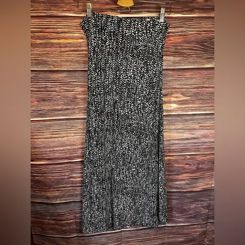 Laura Ashley Black and White Sleeveless V-Neck Dress.