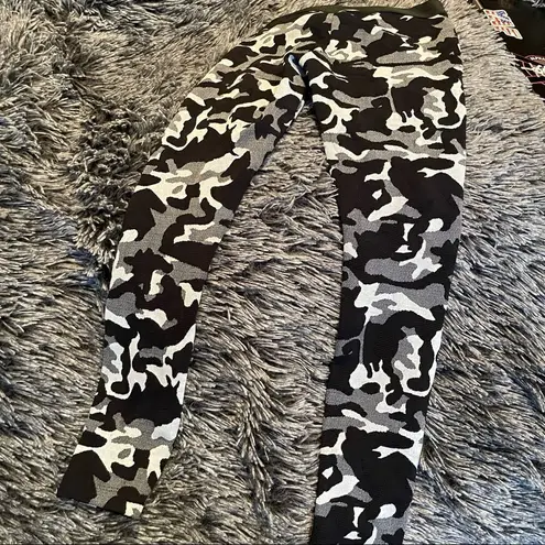 Koral Knockout Crop Legging Blk Camo Knit Jacquard