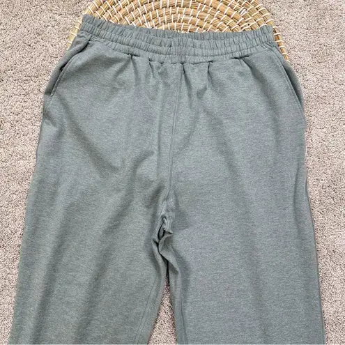 Vuori Boyfriend Sweatpant Mid Rise 7/8 Length in Vintage Pistachio Heather XS