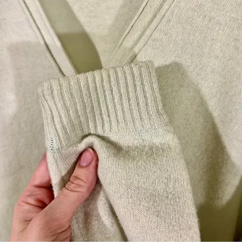 Liz Sport Lambswool V-Neck Sweater with Pocket (Made in Hong Kong, Size M) mint