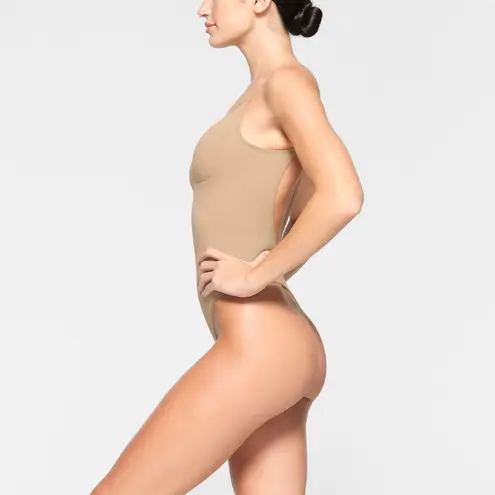 SKIMS NWOT SEAMLESS SCULPT LOW BACK THONG BODYSUIT