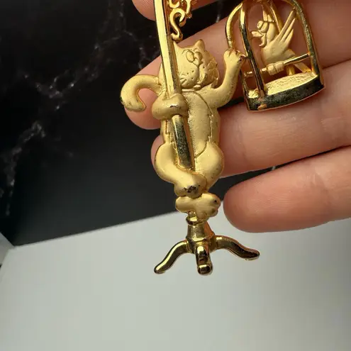 Signed JJ Cat Climbing Bird Cage Stand Gold Tone Brooch Pin Jonette Jewelry
