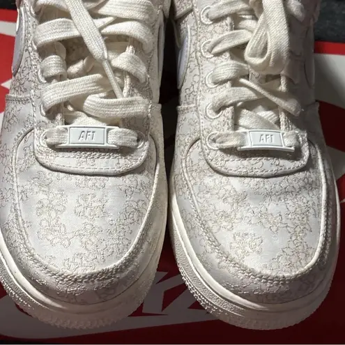 Nike NEW  AIR FORCE 1 '07 SE JACQUARD GOLD FLORAL EMBROIDERY WOMANS SIZE 5