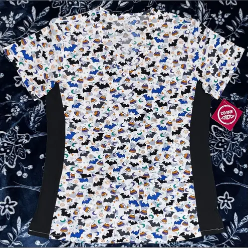 NWT! Divine Stretch Halloween Bats & Candy Corn Graphic Print Scrub Top 19” P2P Black