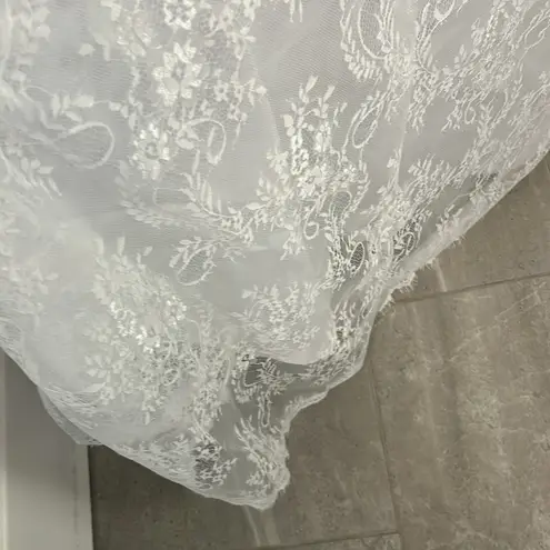 New Boutique Bridal Gown size US 16 plus lined lace train flared romantic event White