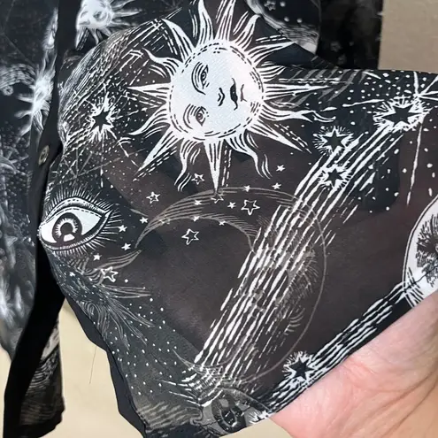 Hot Topic  Celestial Sun Moon Eye Print Sleeveless Button Up Shirt Top XL