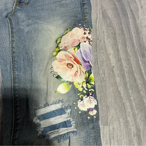 Black Daisy Amie Relaxed Skinny Floral Jeans; 1/25 Junior