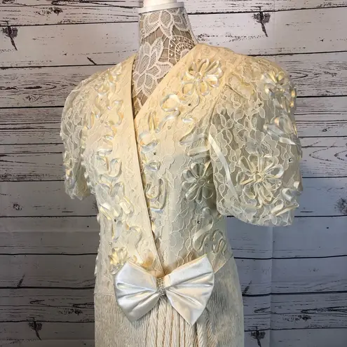 Leslie Fay  Vintage lace 70's dress with balloon sleeves and lots of details.