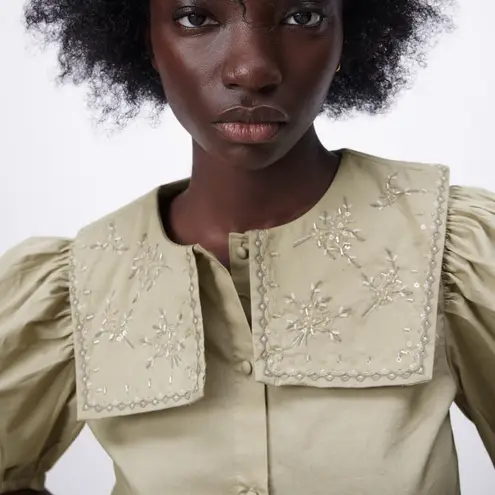 ZARA NWT  EMBROIDERED COLLAR BUTTON UP SHIRT BLOUSE XS