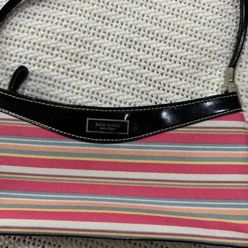Hugo Boss Kate Spade New York – Shoulder Bag
Stylish handbag with a vibrant striped print. thumbnail 2