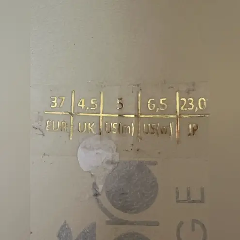 DIADORA Gender Inclusive Mercury Elite Water Resistant Sneaker in Size 6 5. (Wo) White