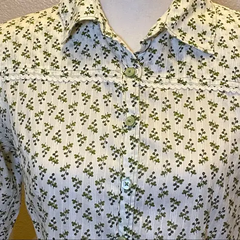 i.e. Relaxed Cottagecore western blouse Petite Med Size undefined