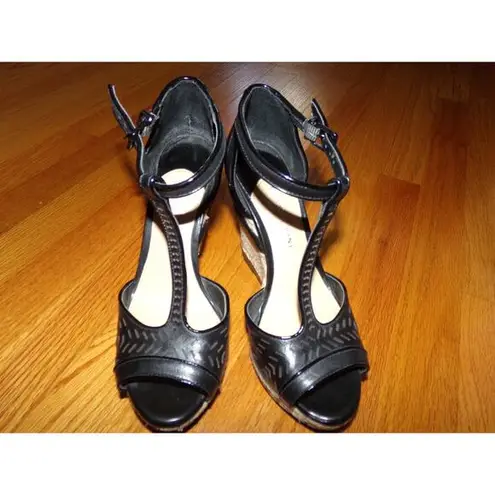 Gianni Bini  black leather high wedge t strap sandals 7M Unworn condition