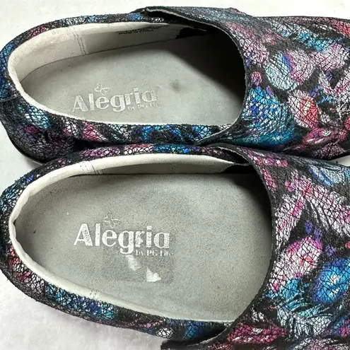 Alegria Lauryn Clogs EU 37W US 7 7.5 Wide Multicolor Leather Feather Print
