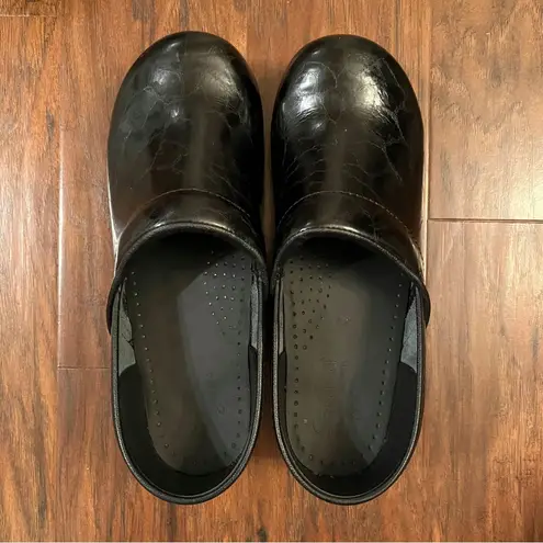 Sanita Womens Patent Leather Crocodile Textured Black Professional Clog Shoe 9.5