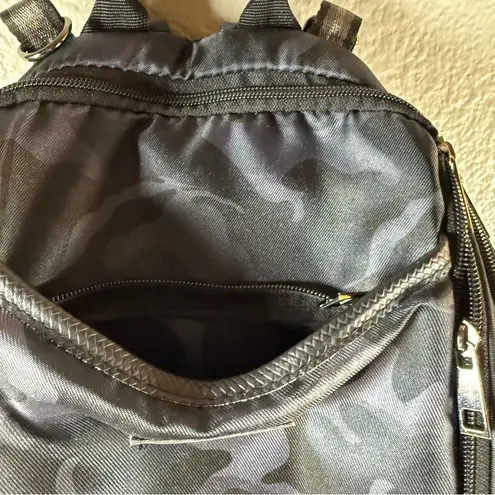 Monbebe Metro infant diaper bag back pack with changing pad. Blue