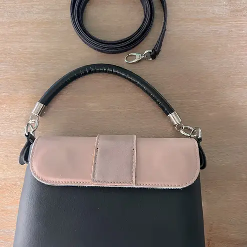 Good condition o pocket with 2 interchangeable flaps and handle. Black