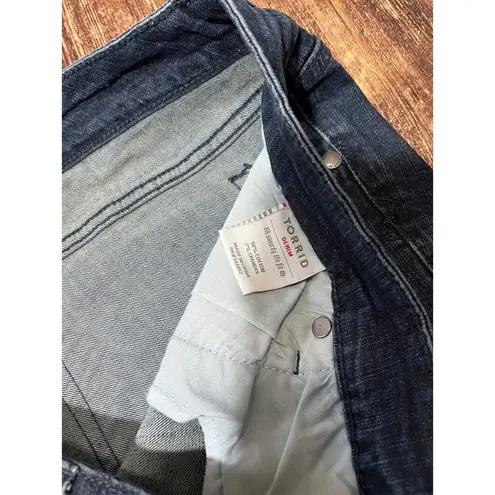 Torrid Classic Skinny Bermuda Short - Vintage Stretch Dark Wash size 16