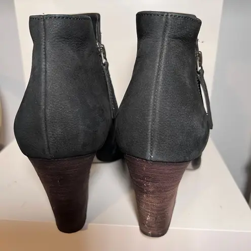 Paul Green Textured Leather Ankle Boots w/Stacked Heel & Side Zip Detail-SZ 7