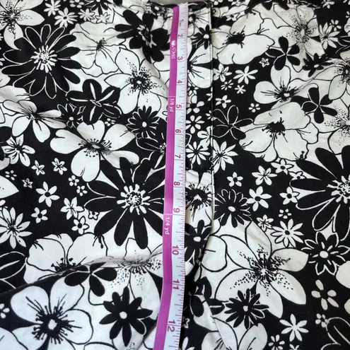 Liz Claiborne  Capri Pants Womens 12 Black White Floral Print Cropped Casual