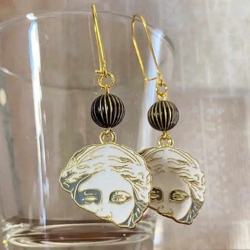 Handmade vintage style unique statue dangle earrings✨