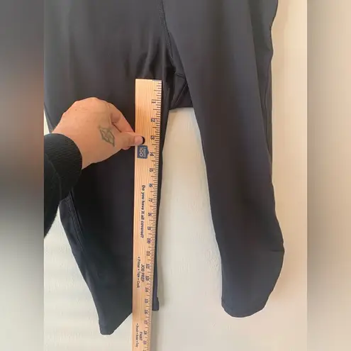Lululemon  black Capri yoga pants size 6‎
