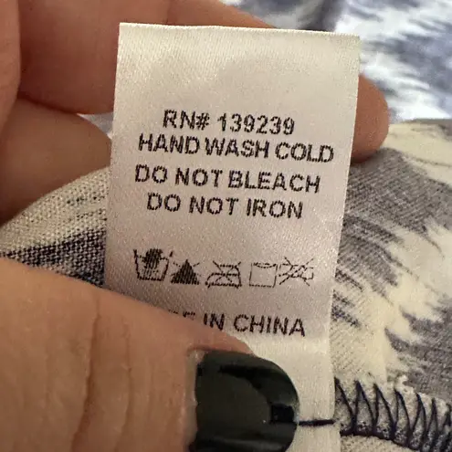 Pomander Place Tuckernuck Navy Ikat Kenzo Dress Size Medium Navy/White Tiered White