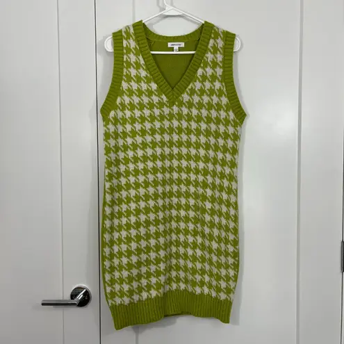 Stitch & Pine Large Green, White Houndstooth Sleeveless V