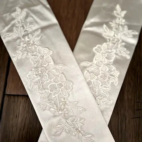 White Floral Embroidered Satin Fingerless Bridal Gloves