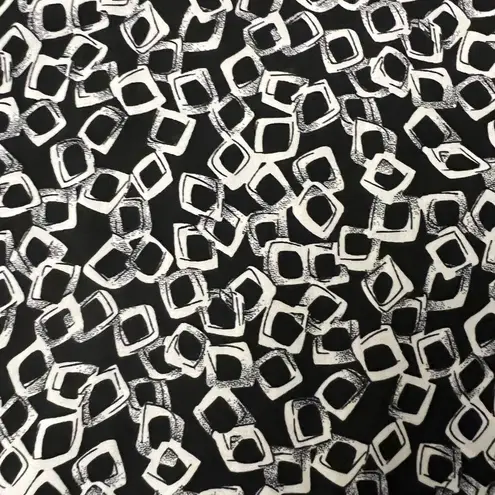 August Silk Zipper Front Geometric Black & White Tank Size Medium Lightweight