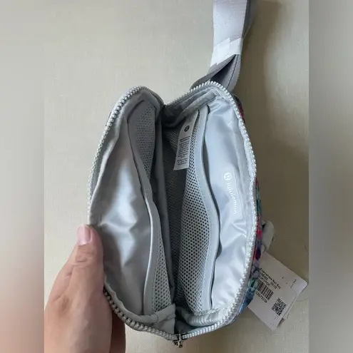 Lululemon Everywhere Belt Bag 1L - Flower Glide Multi/Vapor