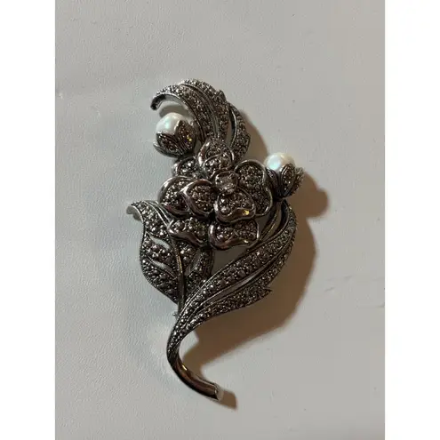 KJL by Avon signed Vintage Silver Tone Floral Brooch With Rhinestones & Faux Pea White