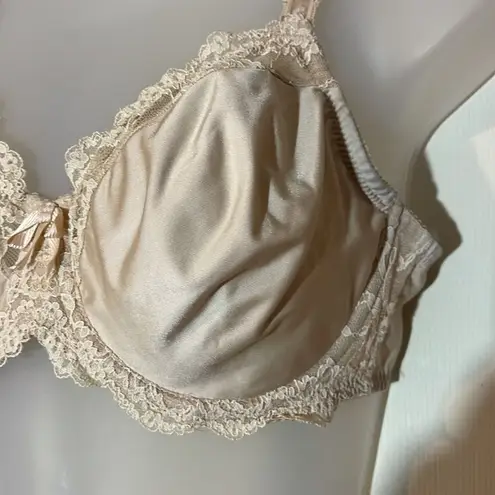 Wacoal Vintage 1990s Beige Underwire Bra Lace Trim 36D