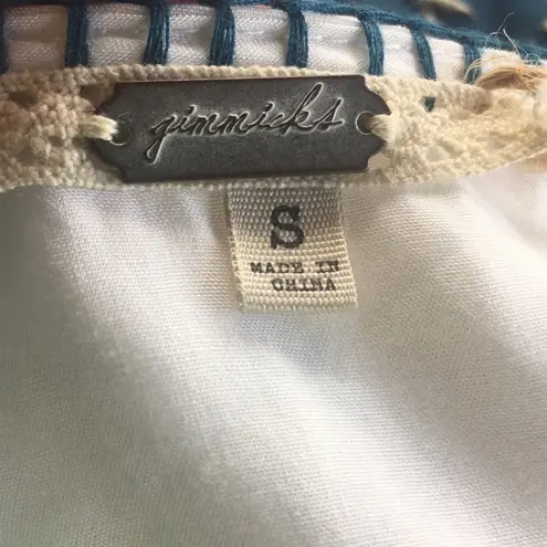 Gimmicks by BKE Floral Embroidered Blouse