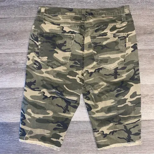 Vibrant  m.i.u distressed camo jorts