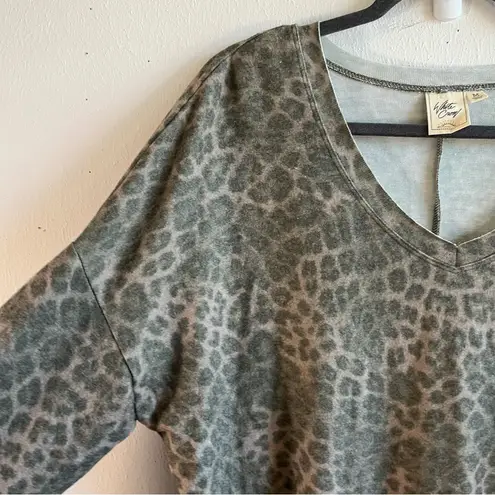 White Crow Top Cheetah/ Leopard Print Scoop Neck Tunic Sz M GUC Super Soft
