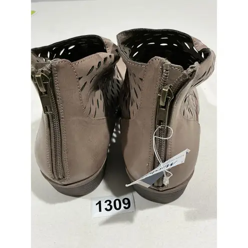 Zigi Soho Woman’s Nwt Ankle Boots Back Zip Taupe 8.5